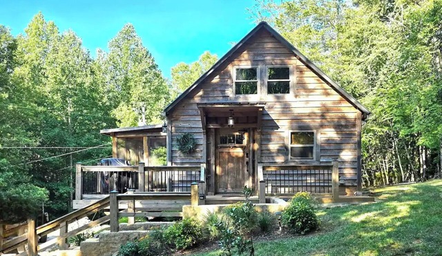 Charming rustic cabin with loft bed, fire pit and creek in beautiful Dahlonega
