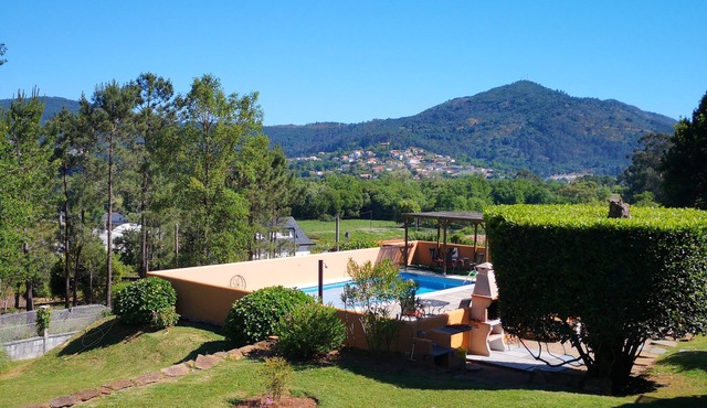 Charming Rustic Lodge with Pool and Lovely views. Walk to Tapas Bar and Beach.