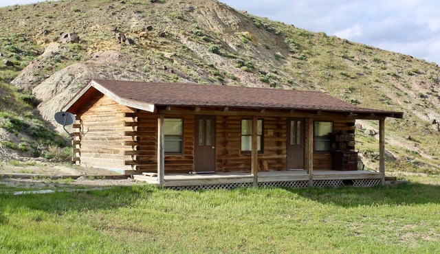 Charming Rustic Log Cabin near Yellowstone