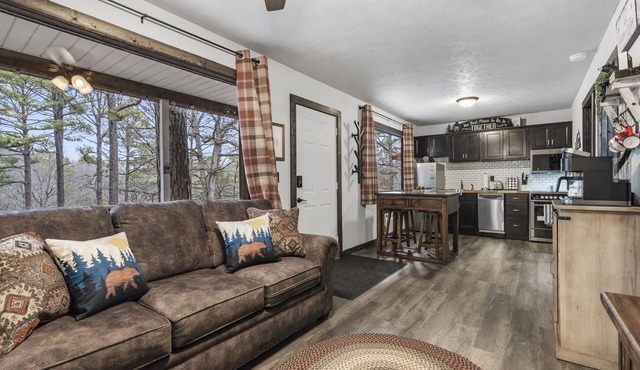 Charming Rustic Retreat - Hot Tub - Pool - Coffee - Fire Pit - 1 mile from SDC!