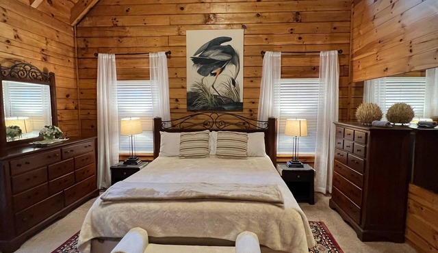 Charming Rustic Serene 3 Sty Log Cabin on lake with a private indoor heated pool