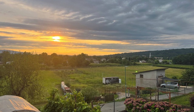 Charming Rustic Stay Near Prosecco Hills ~ Full kitchen, Parking, AC & Fast WiFi
