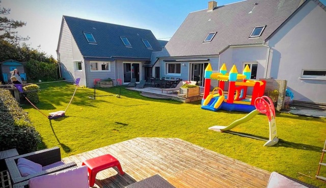Charming spacious villa (5 bedrooms) 40 meters from the beach (2 to 15 people)