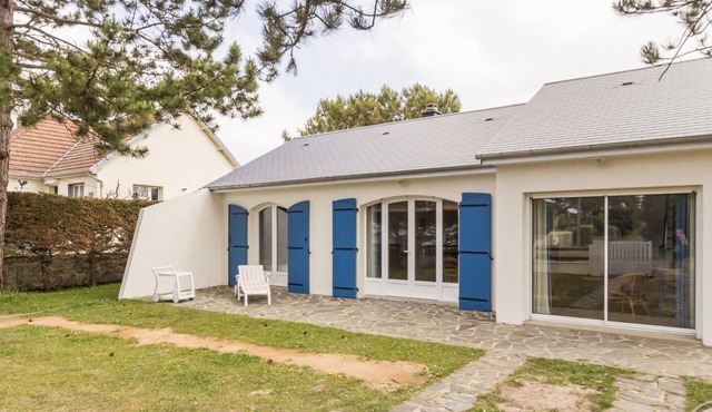 Charming seaside house with terrace in Saint-Germain-sur-Ay