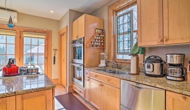 Charming Saint Paul Home w/Yard, Near Downtown!