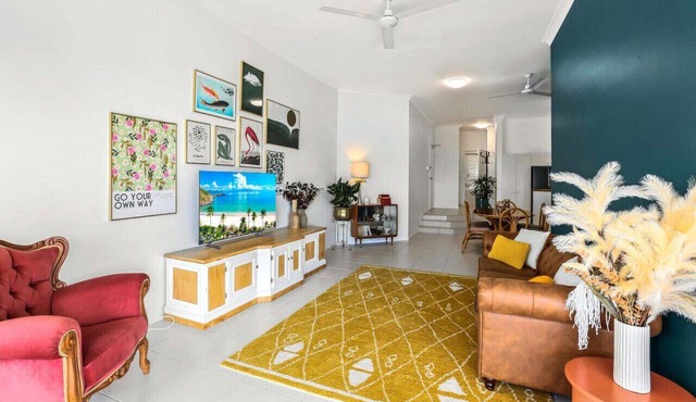 Charming Seaside Apartment with Balcony & Pool, Steps from Trinity Beach