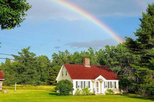 Charming Seaside Cottage with a Gas Fireplace, Spacious Patio, and Nearby Hiking