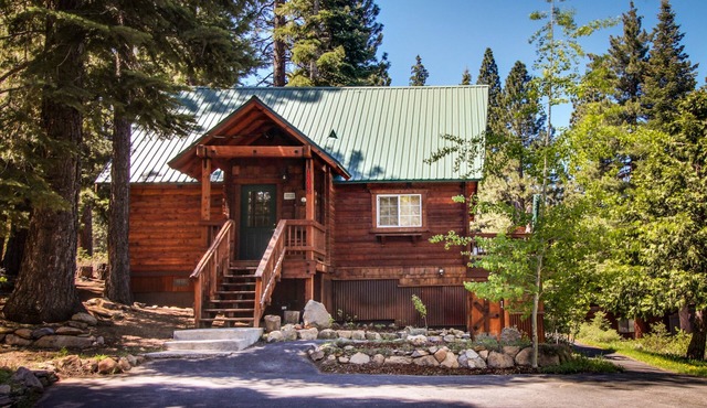 Charming, secluded cabin with deck & W/D - near Prosser Reservoir, skiing & golf
