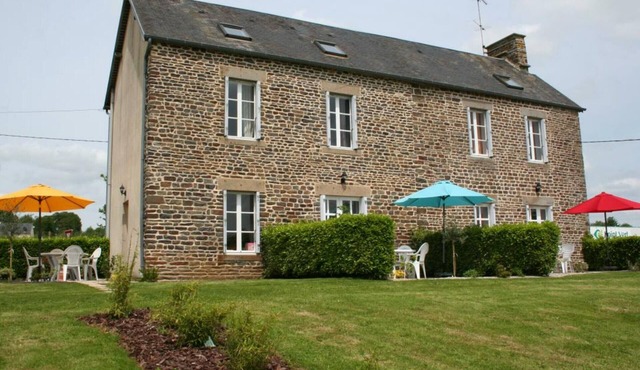 Charming semi-detached house with WIFI near Brécey