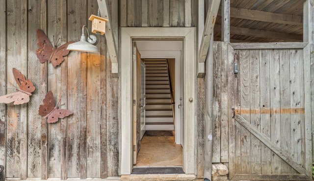 Charming Serenbe Carriage House
