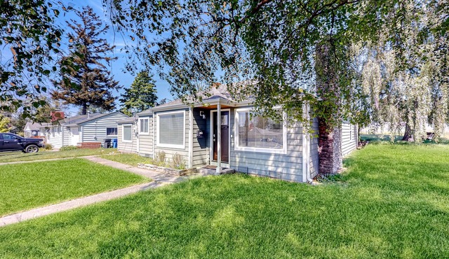 Charming, single-level home with gas fireplace, patio, washer/dryer, & fast WiFi