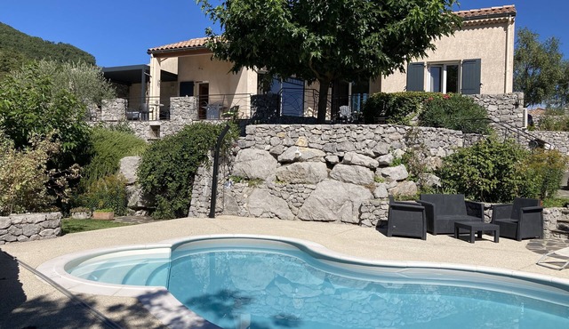 Charming single-storey villa, quiet location with swimming pool, shaded dining area