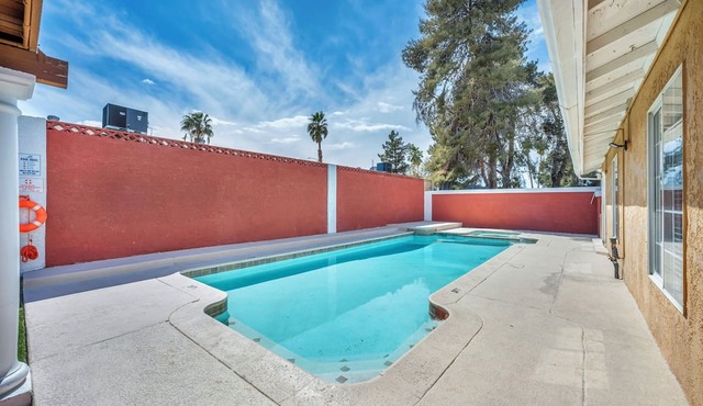 Charming Single-Story Oasis: Pool + Hot Tub Near UNLV & Airport