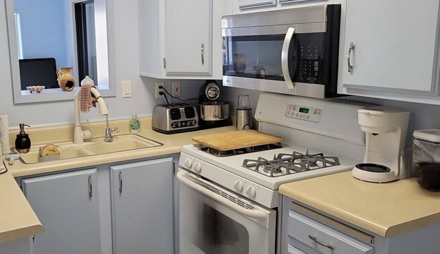 Charming single unit in 55+ resort community in a Yuma foothills.