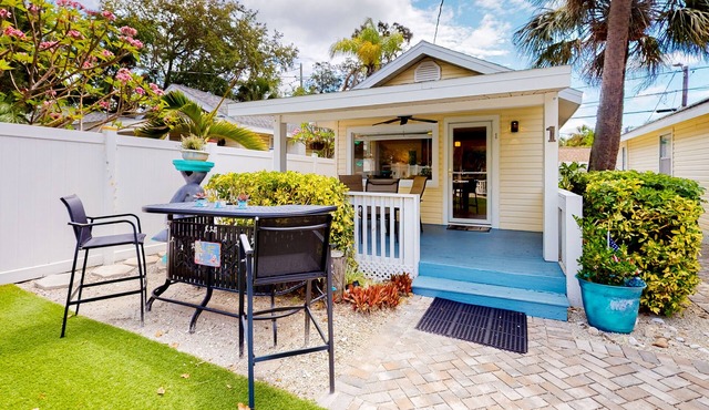 Charming, single-level cottage with a kitchen, enclosed yard, & fast WiFi