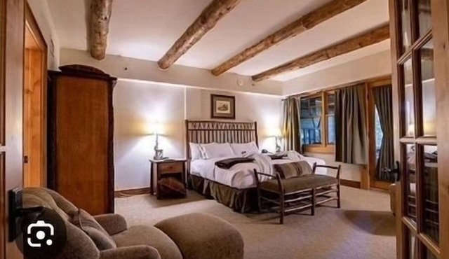 Charming spacious 2-bedroom lodge in peaceful Lake Placid with WiFi and Spa