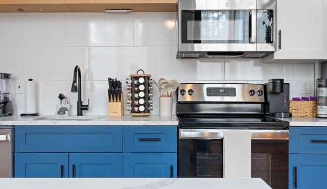 Charming ~ Spacious 3-bedroom apartment in fabulous Greenville