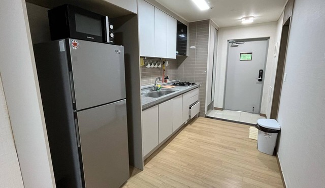 Charming Spacious Apartment in Clark Freeport Zone with Kitchenette & Balcony