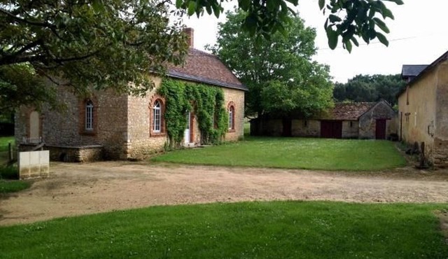 Charming Spacious Cottage with Fireplace, WiFi, and Large Garden Near Sarthe River