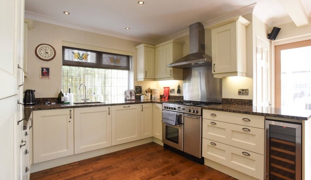 Charming & Spacious Family Retreat with South-Facing Garden