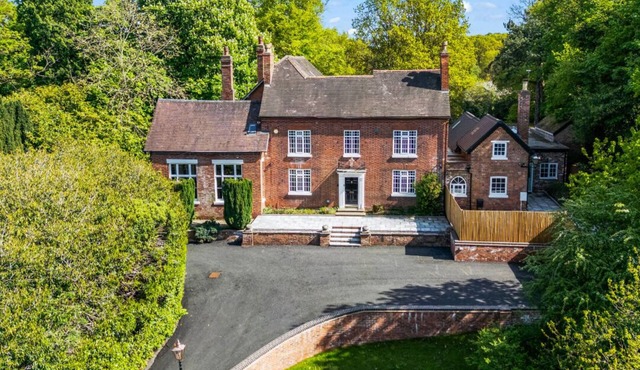 Charming,Spacious Manor House with Lake&Pool Table