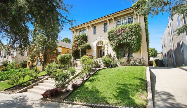 Charming, spacious suite just steps to Paramount & Larchmont Village!