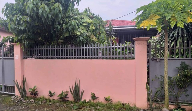Charming Spanish bungalow w/2 bedrooms and full bathroom.