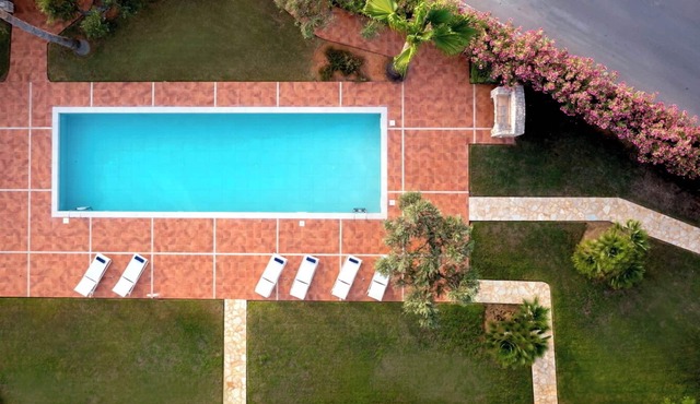 Charming&Specious 2-bedroom Villa Thymus, Beautiful Pool&Garden, Fast WI-Fi, AC