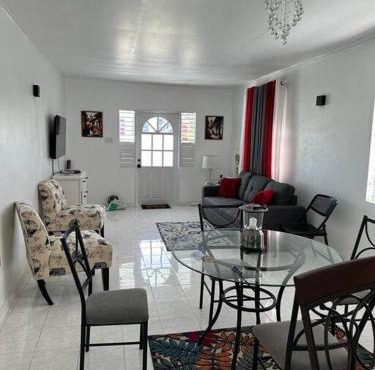 Charming St James Cottage - Walk to Beach