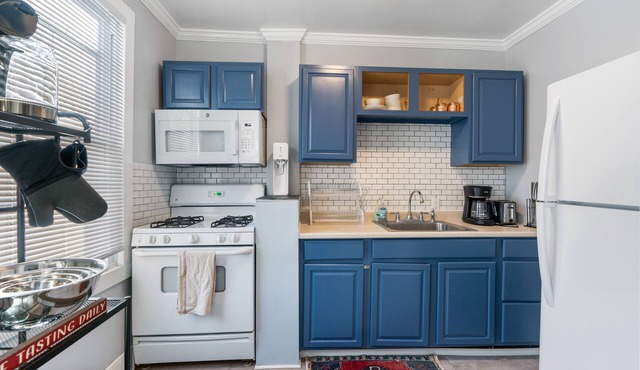 Charming Stay | Prime Location | Strong WiFi
