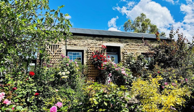 Charming Stone Cottage: Your Idyllic Retreat Awaits!