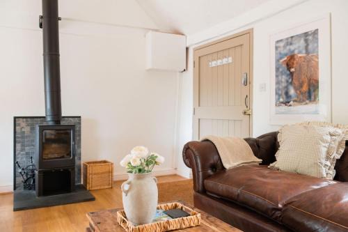 Charming Stone Cottage - Cotswolds Farm Stay - The Bullpen