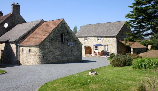 Charming stone house, enclosed garden in Val de Saire