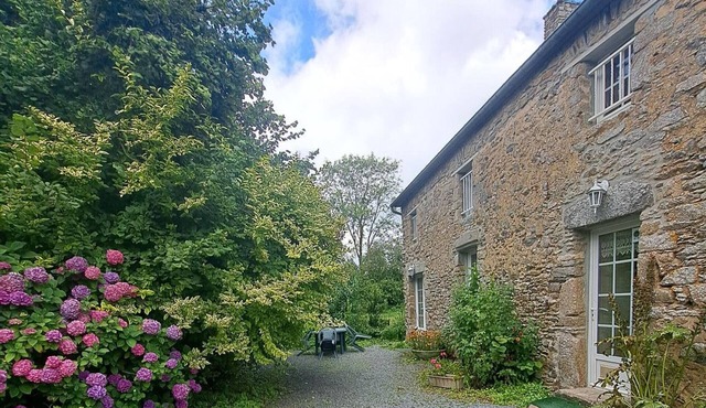 Charming stone house with private garden, pets allowed