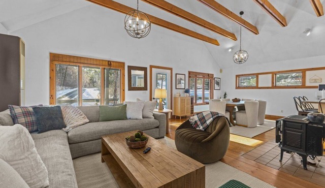 Charming Stowe Carriage House in the Woods