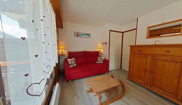 Charming Studio with Ski Access, Near Ice Rink & Village Center, Sleeps 4