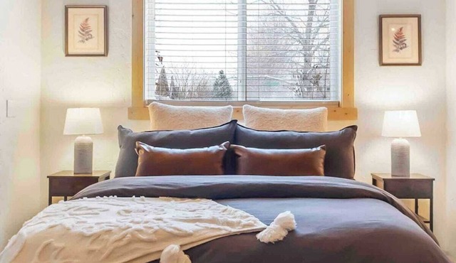 Charming Studio 10 min from airport dog friendly