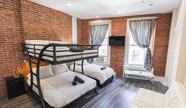 Charming STUDIO apartment with 1 Full Bunk/1 Double beds
