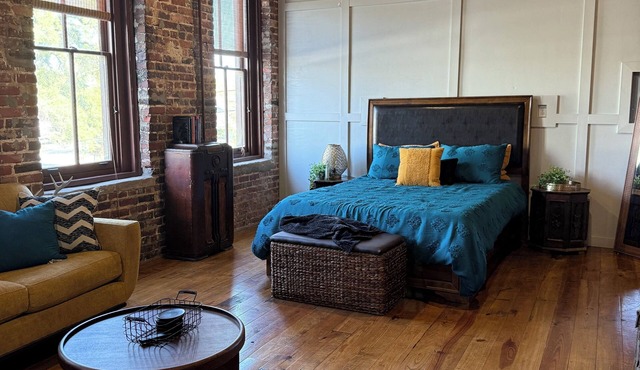 Charming studio apartment , free parking, WiFi in historic downtown Mobile