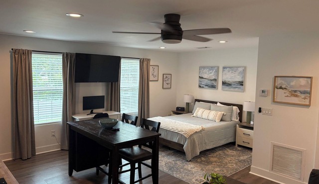 Charming Studio-Crescent Heights- Private Entrance