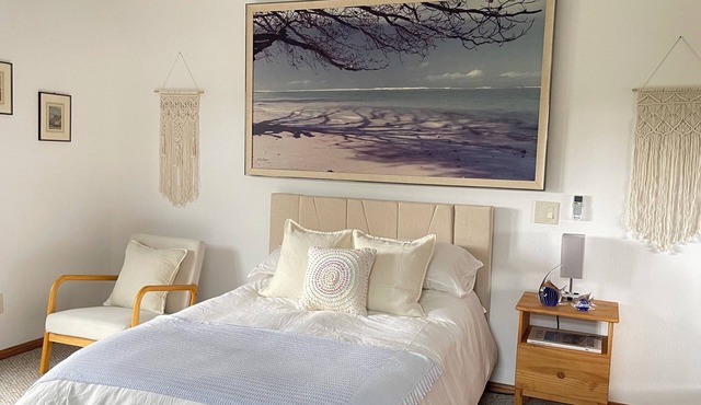 Charming studio casita with a HUGE private backyard, AC, walk-in closet