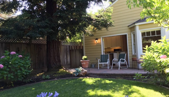 Charming studio cottage w/lovely gardens, close to town