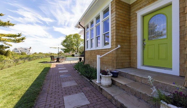 Charming Studio Cottage, Pool, & Beach Access in Watch Hill, RI