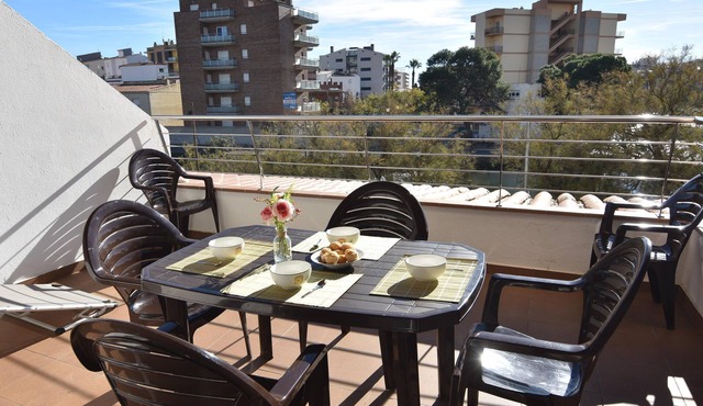 Charming studio for rent in Roses, Costa Brava! 400 meters from the beach, capacity for 4 people, large terrace, equipped kitchen.