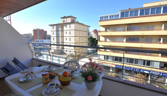 Charming studio for rent in Roses, Costa Brava! 400 meters from the beach, capacity for 4 people, terrace, equipped kitchen. Book now!