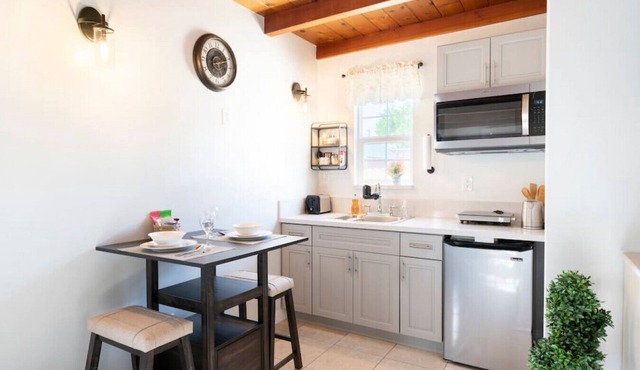 Charming Studio Getaway: Queen Bed, Bathtub, Fast Internet, Patio under a Lemon Tree, On-Site Laundry, and Gated Parking.