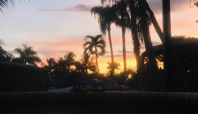 Charming Studio, Great outdoor space. Located between beach and downtown!