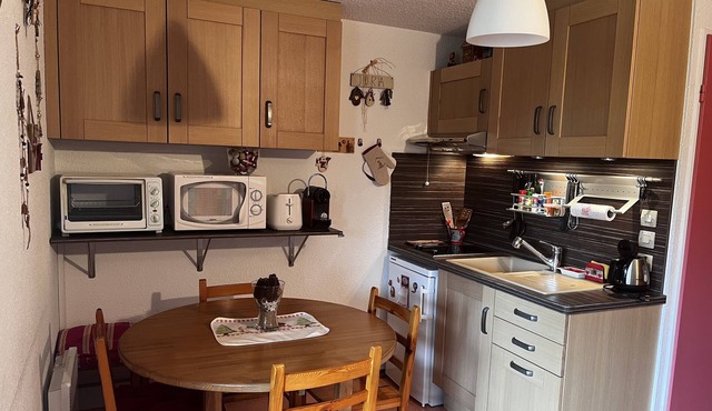 Charming studio in mid-mountain location, 1/2 ground floor, very quiet residence.