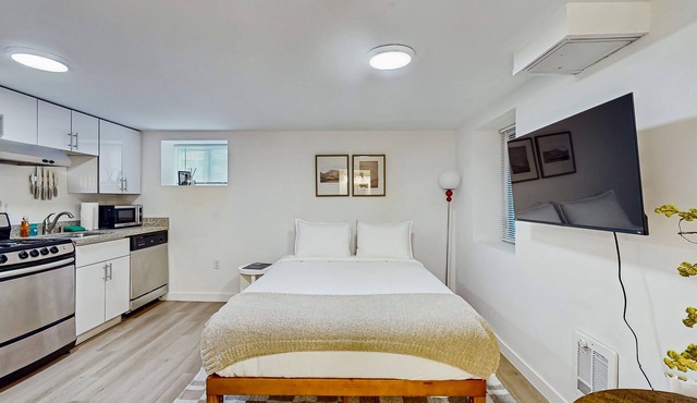 Charming Studio in Historic Gordon Apartments – Prime Lower Queen Anne Location!