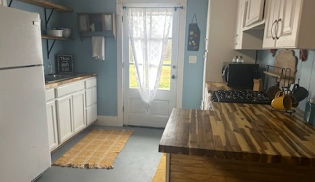 Charming studio in the country with highspeed fiber WiFi. Great location!